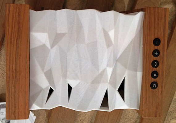 Vollfunktionsfähige Lautsprecherbox mit der Elektronik des Lautsprechersystems Speaker2go von Loewe. Verwendete Materialien: Nussbaumholz, Polymergips (3D Drucker)